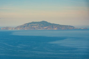 Vezüv volkanı İtalya 'daki Capri adasından izlendi.