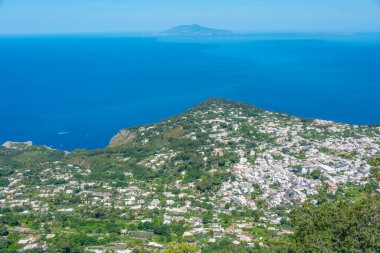 İtalya 'nın Capri adasındaki Anacapri kasabasının hava manzarası.