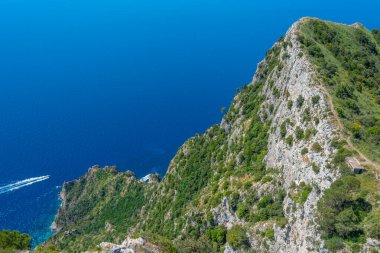 İtalyan adası Capri 'de Monte Solaro' nun altındaki kayalıklar.