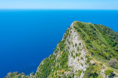 İtalyan adası Capri 'de Monte Solaro' nun altındaki kayalıklar.