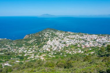 İtalya 'nın Capri adasındaki Anacapri kasabasının hava manzarası.
