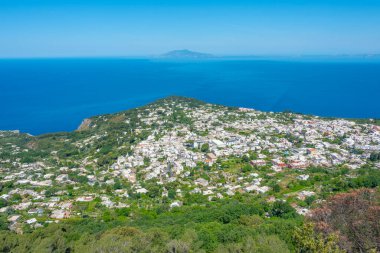 İtalya 'nın Capri adasındaki Anacapri kasabasının hava manzarası.