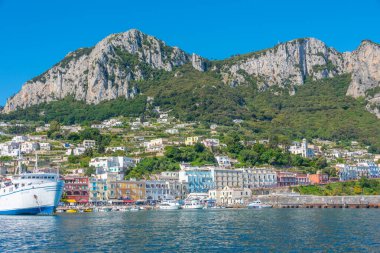 Monte Solaro, İtalya Capri 'deki Marina Grande' ye bakıyor..