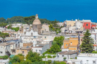 İtalya 'nın Capri adasındaki Anacapri kasabasının hava manzarası.