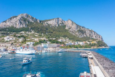 Monte Solaro, İtalya Capri 'deki Marina Grande' ye bakıyor..