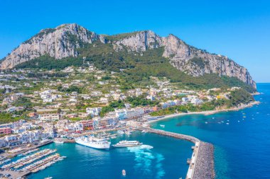 Monte Solaro, İtalya Capri 'deki Marina Grande' ye bakıyor..