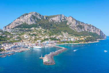 Monte Solaro, İtalya Capri 'deki Marina Grande' ye bakıyor..