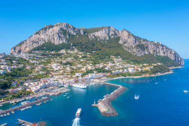 Monte Solaro, İtalya Capri 'deki Marina Grande' ye bakıyor..