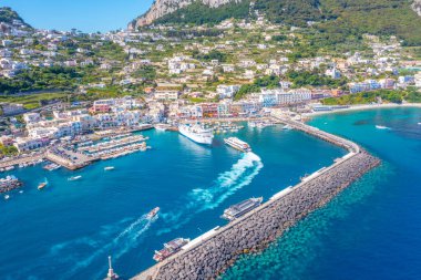 Monte Solaro, İtalya Capri 'deki Marina Grande' ye bakıyor..