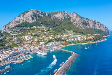 Monte Solaro, İtalya Capri 'deki Marina Grande' ye bakıyor..
