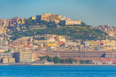 İtalyan şehri Napoli 'ye bakan Castel Sant' Elmo.