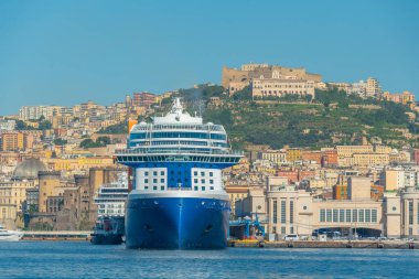 İtalya, Napoli limanında seyir gemilerine bakan Castel Sant 'Elmo.