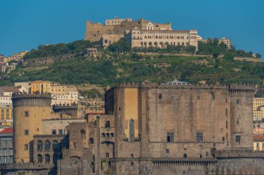 Napoli, İtalya 'da Sant' Elmo Kalesi ve Nuovo Kalesi.