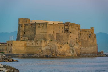 İtalya 'nın Napoli Körfezi' nde yer alan Castel dell 'Ovo.