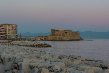 İtalya 'nın Napoli Körfezi' nde yer alan Castel dell 'Ovo.