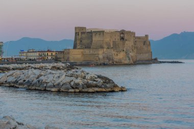 İtalya 'nın Napoli Körfezi' nde yer alan Castel dell 'Ovo.