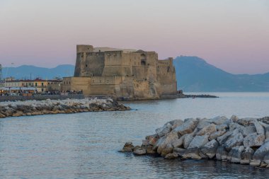 İtalya 'nın Napoli Körfezi' nde yer alan Castel dell 'Ovo.