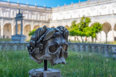 Napoli, İtalya 'daki Certosa ve San Martino Müzesindeki yapay kafatasları..