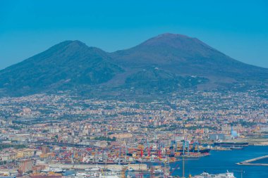 Napoli Körfezi manzarası Vezüv yanardağının egemenliğinde..