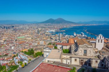 Certosa manastırının arkasındaki Napoli Körfezi manzarası.