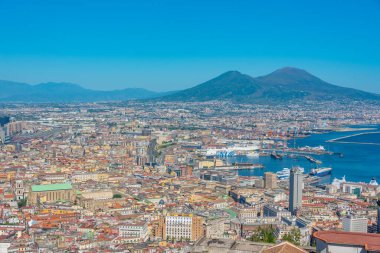 Napoli Körfezi manzarası Vezüv yanardağının egemenliğinde..