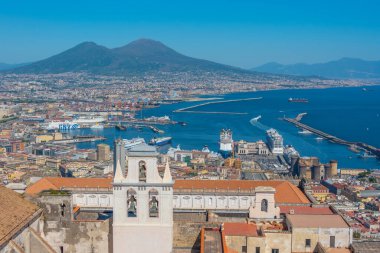Certosa manastırının arkasındaki Napoli Körfezi manzarası.