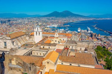 Certosa manastırının arkasındaki Napoli Körfezi manzarası.