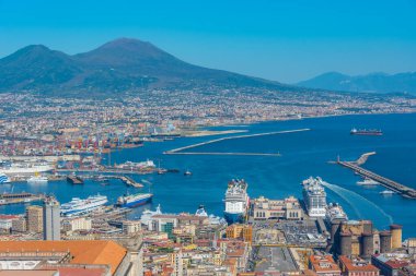 Napoli Körfezi manzarası Vezüv yanardağının egemenliğinde..