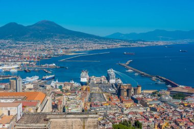 Napoli Körfezi manzarası Vezüv yanardağının egemenliğinde..