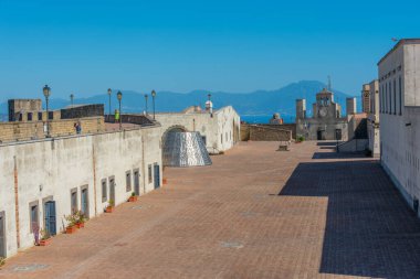 Napoli, İtalya 'daki Castel Sant' Elmo 'nun iç avlusu..