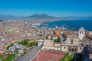 Certosa manastırının arkasındaki Napoli Körfezi manzarası.