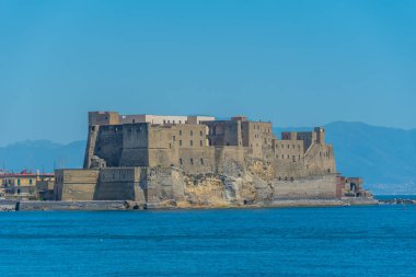 İtalya 'nın Napoli Körfezi' nde yer alan Castel dell 'Ovo.