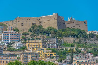 İtalyan şehri Napoli 'ye bakan Castel Sant' Elmo.