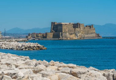 İtalya 'nın Napoli Körfezi' nde yer alan Castel dell 'Ovo.