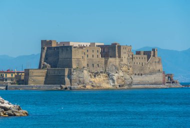 İtalya 'nın Napoli Körfezi' nde yer alan Castel dell 'Ovo.