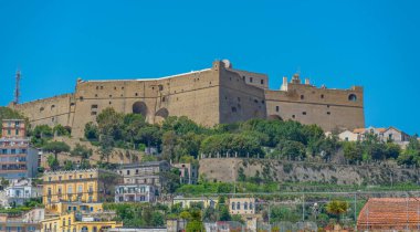 İtalyan şehri Napoli 'ye bakan Castel Sant' Elmo.