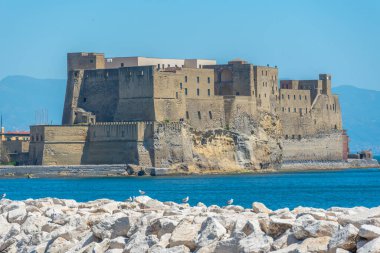 İtalya 'nın Napoli Körfezi' nde yer alan Castel dell 'Ovo.