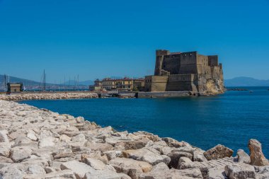 İtalya 'nın Napoli Körfezi' nde yer alan Castel dell 'Ovo.