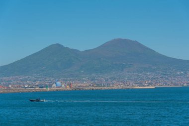 Vezüv volkanı İtalya 'da Napoli' den izlendi.