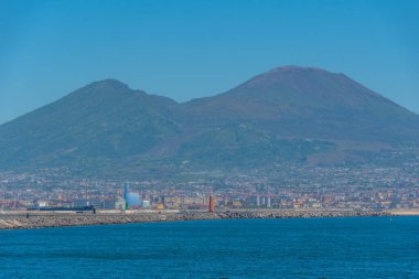 Vezüv volkanı İtalya 'da Napoli' den izlendi.