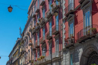 Napoli, İtalya 'nın tarihi merkezindeki renkli yüzlü evler.