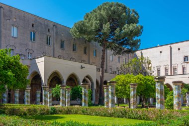 Napoli, İtalya 'daki Santa Chiara manastırında renkli sütunlar..