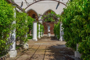 Napoli, İtalya 'daki Santa Chiara manastırında renkli sütunlar..