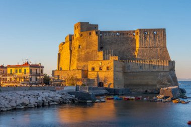 İtalya 'nın Napoli Körfezi' nde yer alan Castel dell 'Ovo.