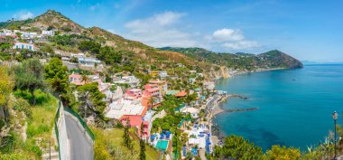 Spiaggia dei Maronti 'nin İtalya' daki Ischia adasındaki deniz manzarası.