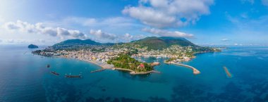 İtalya 'nın Ischia adasındaki Porto d' Ischia şehrinin hava manzarası..