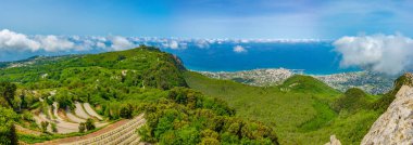 İtalya 'daki Ischia adasının güney sahilinin havadan görünüşü.