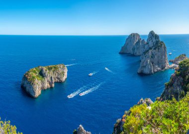 Faraglioni, İtalya 'nın Capri kıyısında sallanıyor..