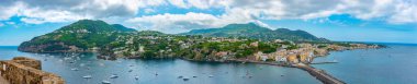 İtalya 'nın Ischia adasındaki Aragonese şatosundan Porto d' Ischia kasabasının deniz manzarası.