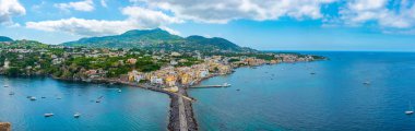 İtalya 'nın Ischia adasındaki Aragonese şatosundan Porto d' Ischia kasabasının deniz manzarası.